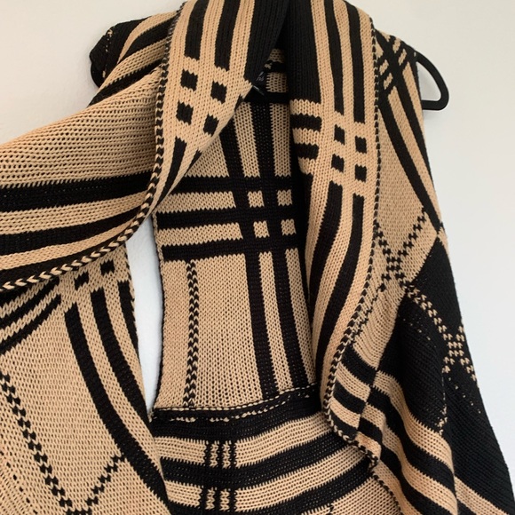 Questions black and tan sweater vest M. - Picture 5 of 7